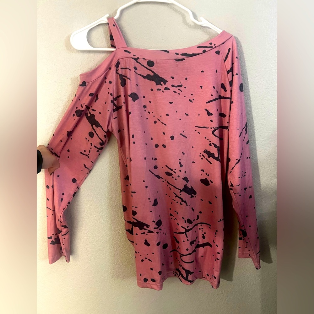 🔥3/$25🔥 Pink Splatter Off-Shoulder Women's Top